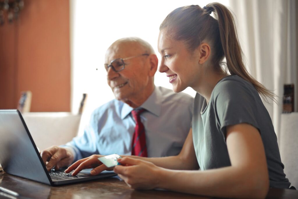 Opa und erwachsene Tochter am Laptop Seriösen Onlineshop für Geschenke erkennen Darauf achten